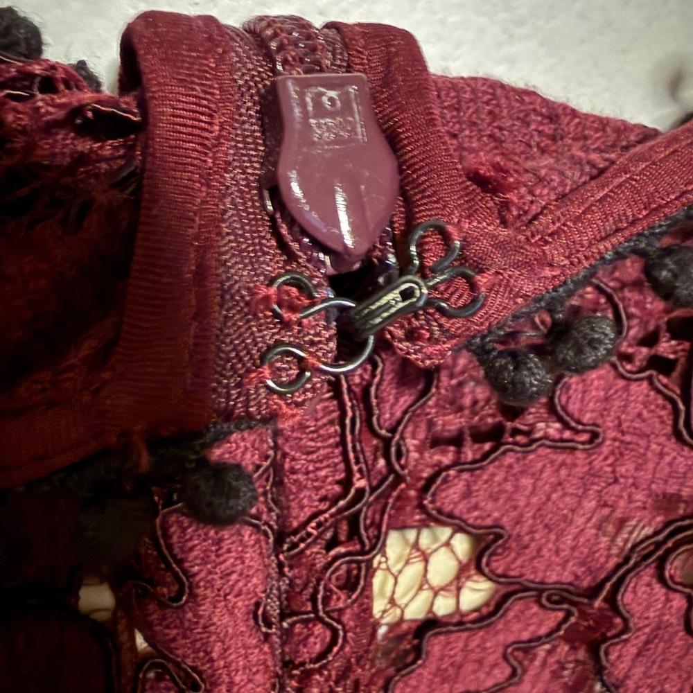 Alexis Evie Burgundy Lace Midi Dress Cold Shoulder Size Small - Picture 10 of 13